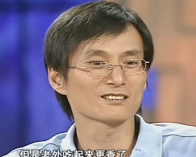 浅蓝连衣裙配白包尖头鞋,30+通勤这样穿,温柔松弛还不出错