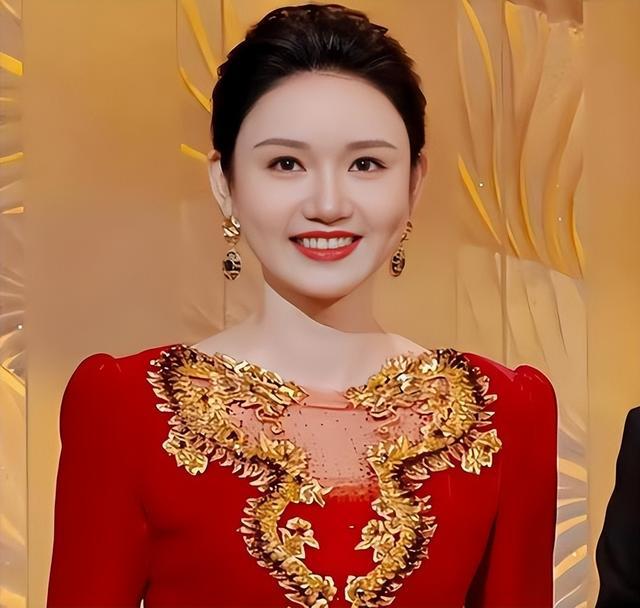 拒绝种族歧视!中国球迷被阿根廷球迷扛在肩上 膜拜+高呼:China