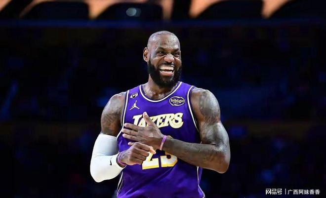 NBA级别后卫！拉塞尔CBA季前赛首秀轰18+7+9填满数据栏