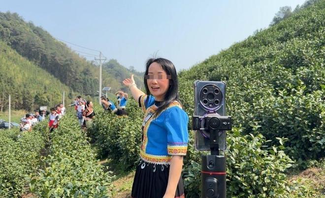 库明加亮相森林狼训练馆!与华子开心拥抱 和主帅高管认真交流