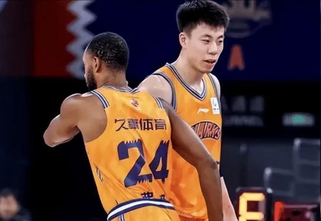 中国男篮险胜荷兰,廖三宁21+7高诗岩13分,杨瀚森7分8板徐昕伤退
