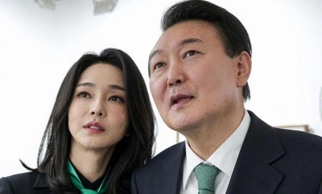 卢伟:队医说王哲林撕裂受伤至少缺席半个月 但他不想错过机会