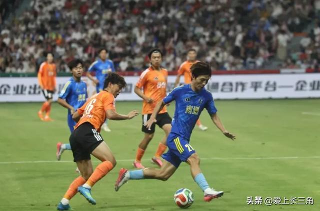 C罗2万人前亲吻沙特国徽！高举沙特围巾 名记：他愿意重返葡萄牙队