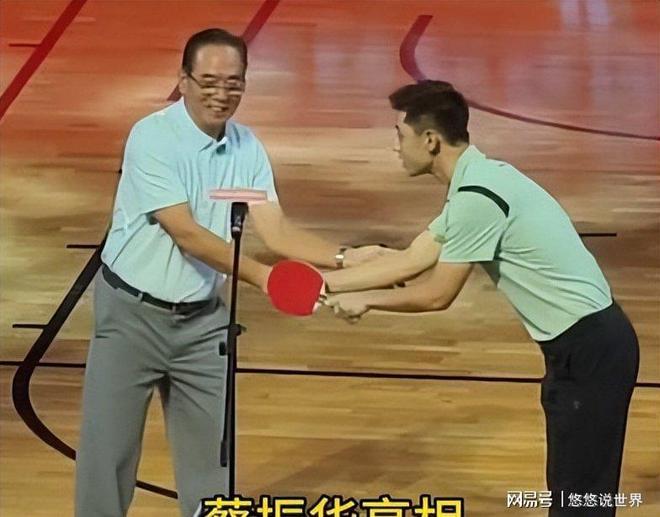 皇马球星维尼修斯被西甲禁赛4场，将缺席对阵巴萨；维尼修斯解释获得红牌原因：一场意外的纠缠！