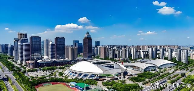 C罗2万人前亲吻沙特国徽！高举沙特围巾 名记：他愿意重返葡萄牙队