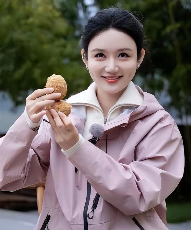 拒绝种族歧视!中国球迷被阿根廷球迷扛在肩上 膜拜+高呼:China