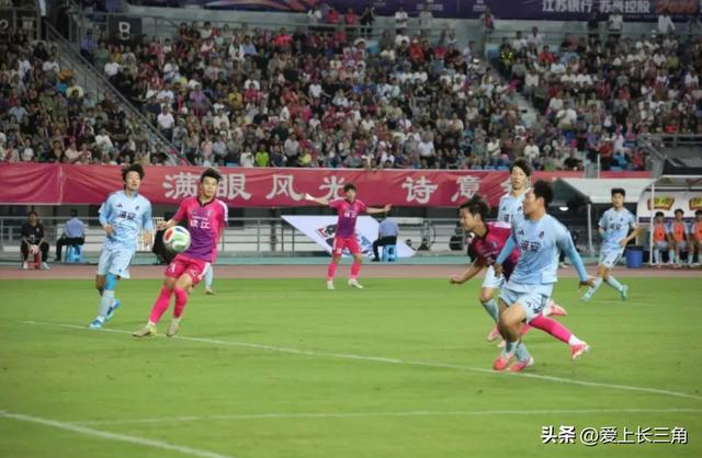 C罗2万人前亲吻沙特国徽！高举沙特围巾 名记：他愿意重返葡萄牙队