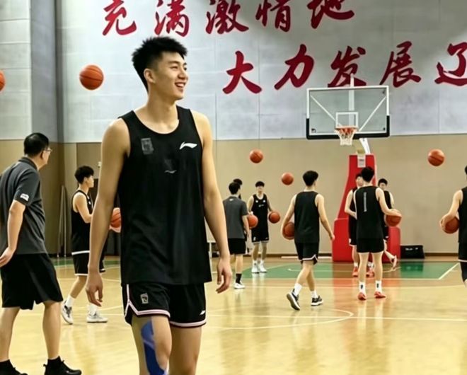 杨瀚森盼新赛季稳定留在开拓者:身体强壮了不少 有压力并非坏事