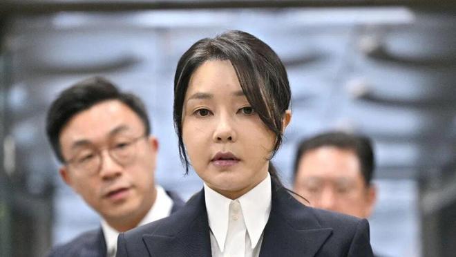卢伟:队医说王哲林撕裂受伤至少缺席半个月 但他不想错过机会