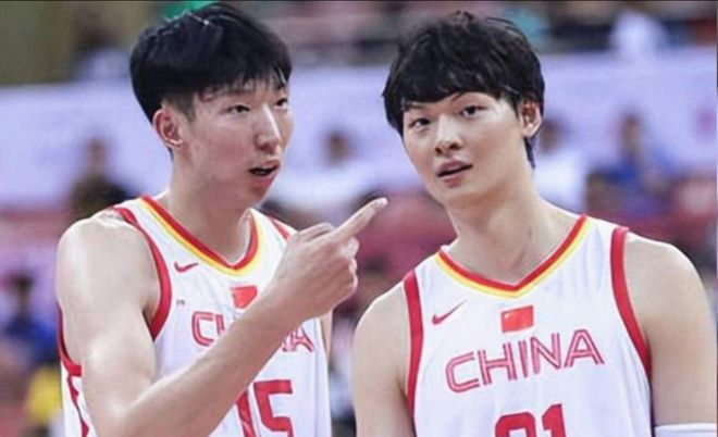中国男篮险胜荷兰,廖三宁21+7高诗岩13分,杨瀚森7分8板徐昕伤退